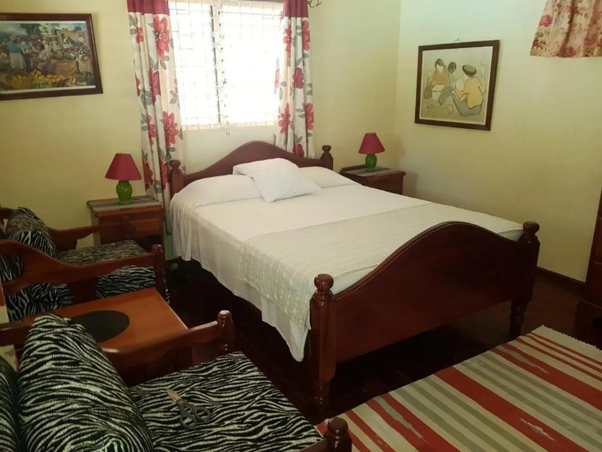 Almond Tree Villa Ocho Rios Pansiyon